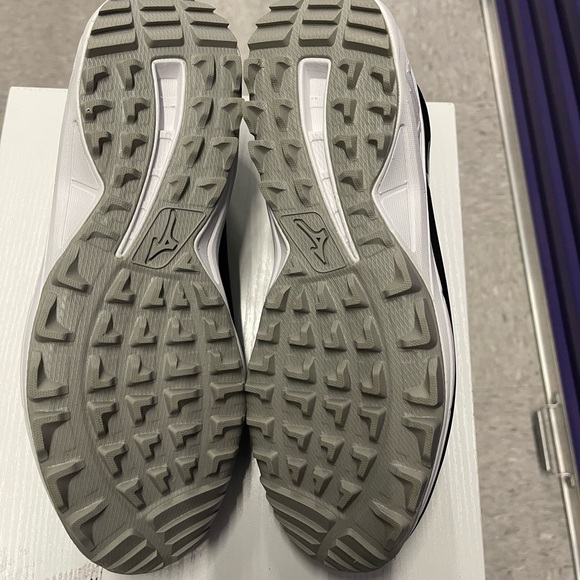 Mizuno Black and White Sneakers - Picture 4 of 6